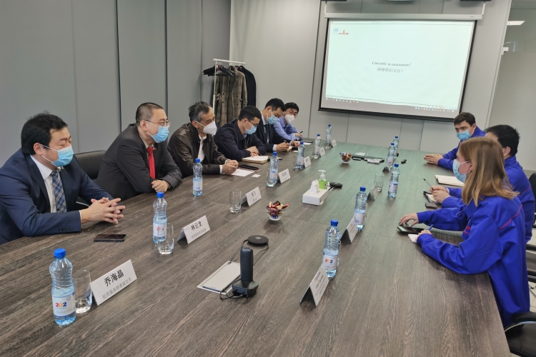 10月29日，在中白工业园开发公司的代表陪同下，中国公安部驻中白警务合作中心工作组代表考察了法士特马兹有限责任公司。